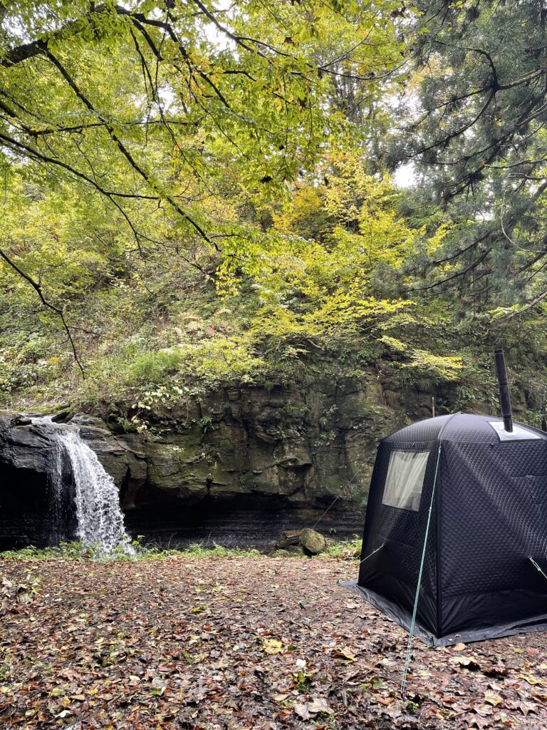 滝壺でととのう、不動滝でテントサウナ体験 - トトノウニイガタ